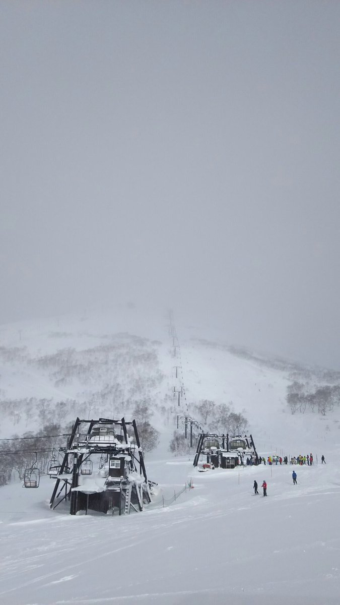 hiltonnisekocon's tweet image. 今日の山頂、ルックアウトカフェ🎿曇りで視界はあまり良くありませんでしたが、最高のパウダーが降り続いていました！
View of top of the mountain. Visit Lookout Cafe if you go up there by gondola!

#ヒルトンニセコビレッジ #パウダースノー #viewfromawindow