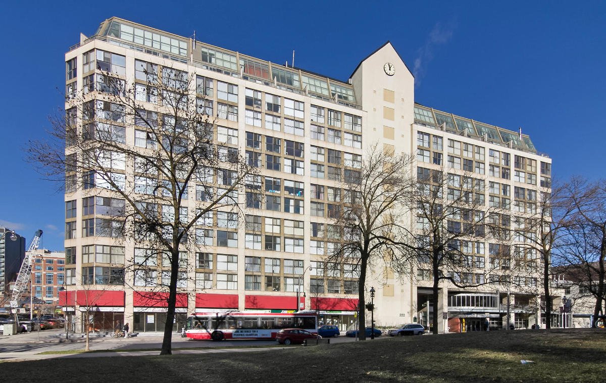 REMAXCommAgent's tweet image. Check out this immaculate condo! Rarely available, immaculate and fully renovated, large 2-plus-1-bedroom south-facing, sun-filled unit. This condo features floor-to-ceiling windows with a view to the park, quality new laminate .. dan-currie.cb1.so/zfp4gi