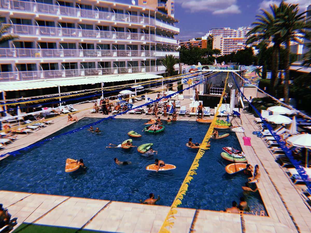 SolHouseCalvia's tweet photo. 2018 is ending and we say it goodbye with a throwback to one of our warm and shiny summer days 💥 #solhousecalviabeach #solhousethestudio https://t.co/qpzbdfF1LV