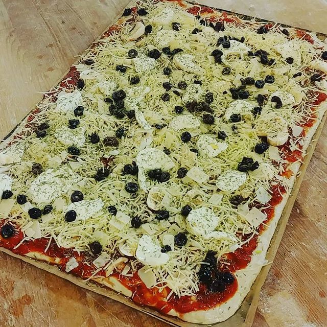 Supsnow_'s tweet photo. #pizzatime https://t.co/e08QtWOQig https://t.co/79uYt9Ilf3