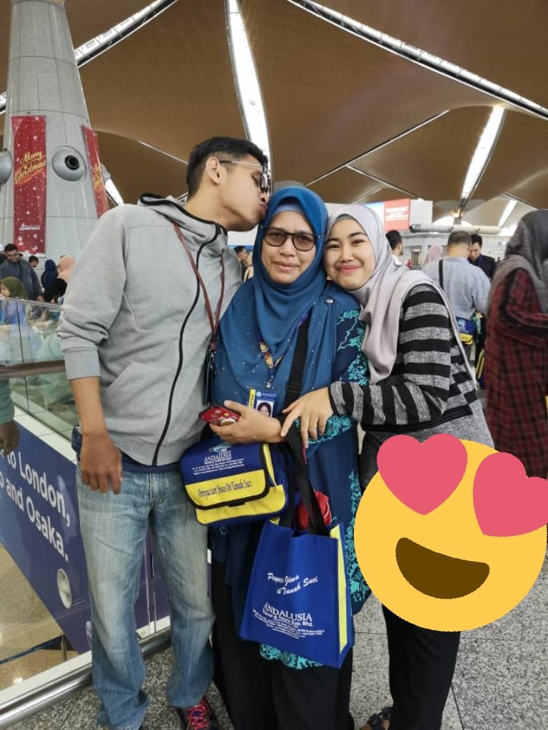 syaanan9497's tweet photo. My happiness😘😘
Love you my parents and my Mil https://t.co/iVJ3JAGPwK