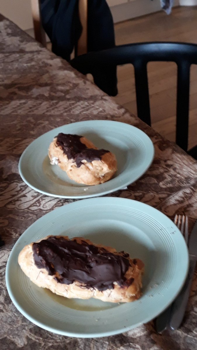jemulder01's tweet photo. Gewoon zin in een bananen room eclair. Dus ja, bakken.
Beetje groot uitgevallen. https://t.co/KA47znbGOk