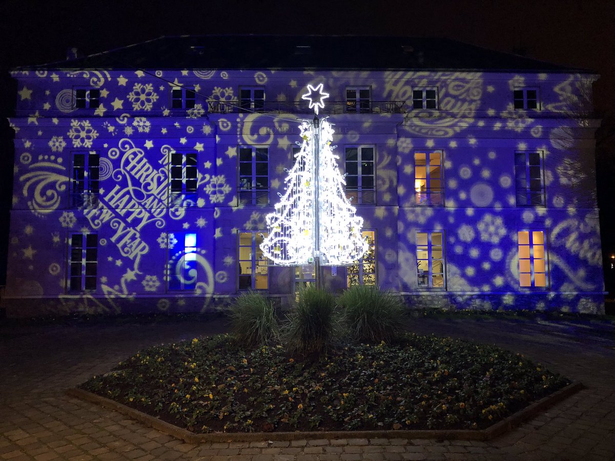 Les animations lumineuses projetées sur la façade de notre Mairie viennent de changer pour cette deuxième partie des fêtes de fin d’année.