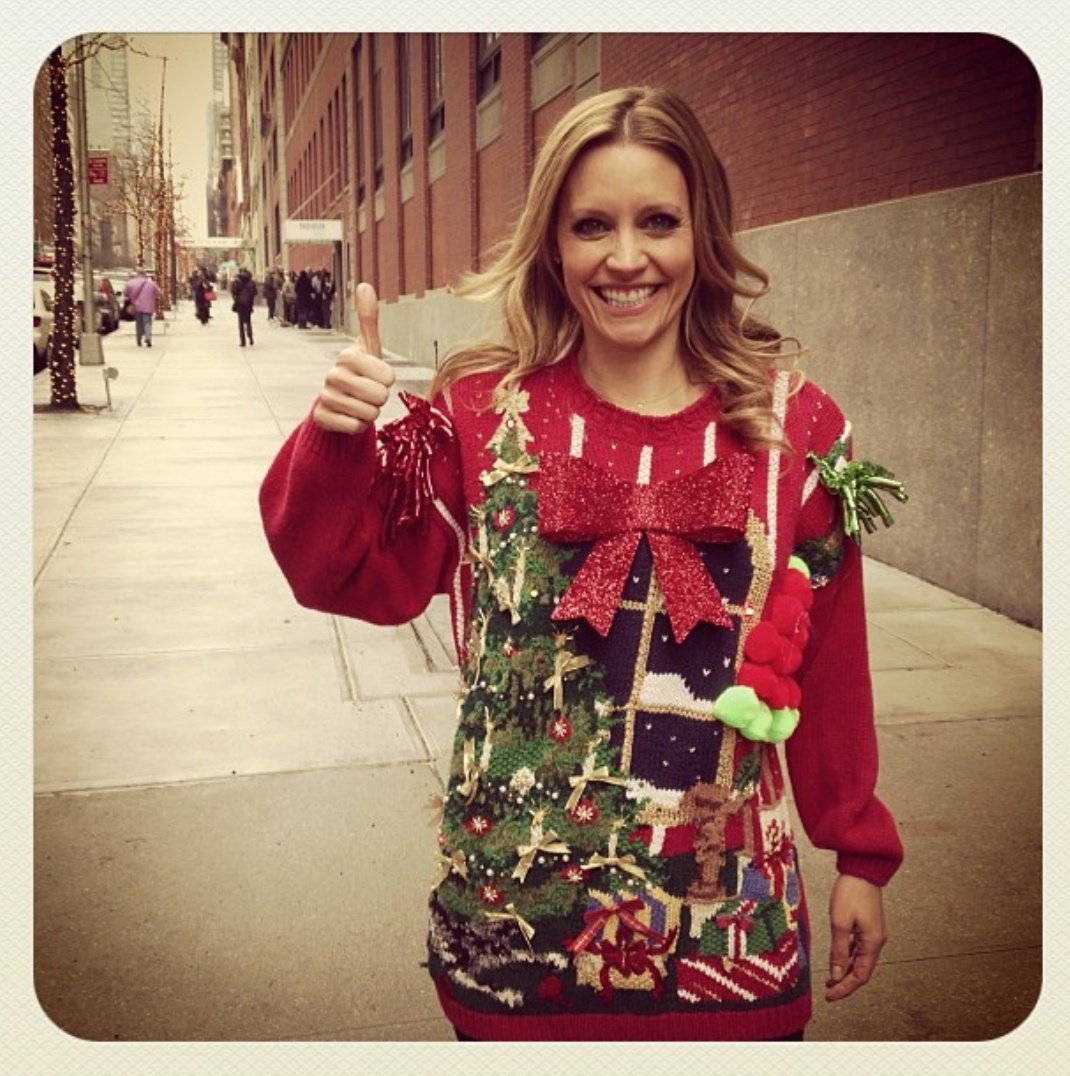 Cuando te regalan el típico jersey navideño 😅