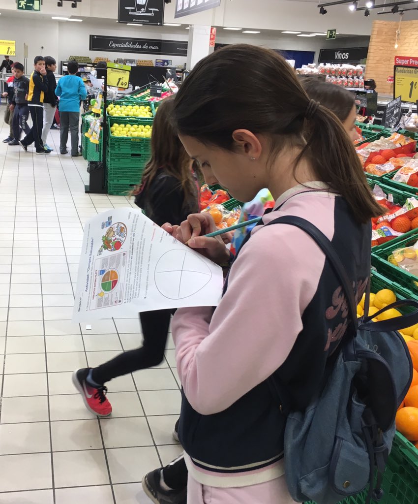 _profejuanjo's tweet image. El currículo de #edufis nos atribuye la competencia de guiar a los escolares en alimentación.Debemos generar dinámicas para distinguir la #comidareal. Material📥 bit.ly/2IST1rU 1)Juegos Plato Harvard 🎥 bit.ly/2EXhVEz 2)En Supermercado 🎥 bit.ly/2To0jVF