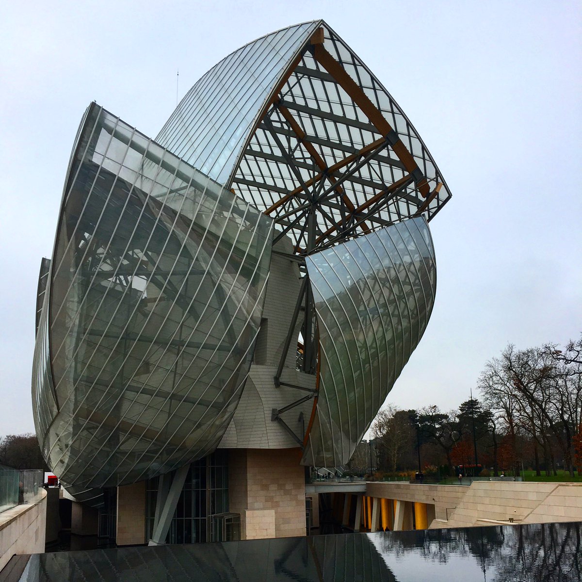 archivibe's tweet photo. "Paris vaut bien une...promenade"         #architecture #architecturelovers #parisarchitect #parisarchitecture #architectours #architectoursit #architecturephotography #architravel #molitor #lvmh #lecorbusier #frankghery #shigeruban https://t.co/srHF6AnkR9