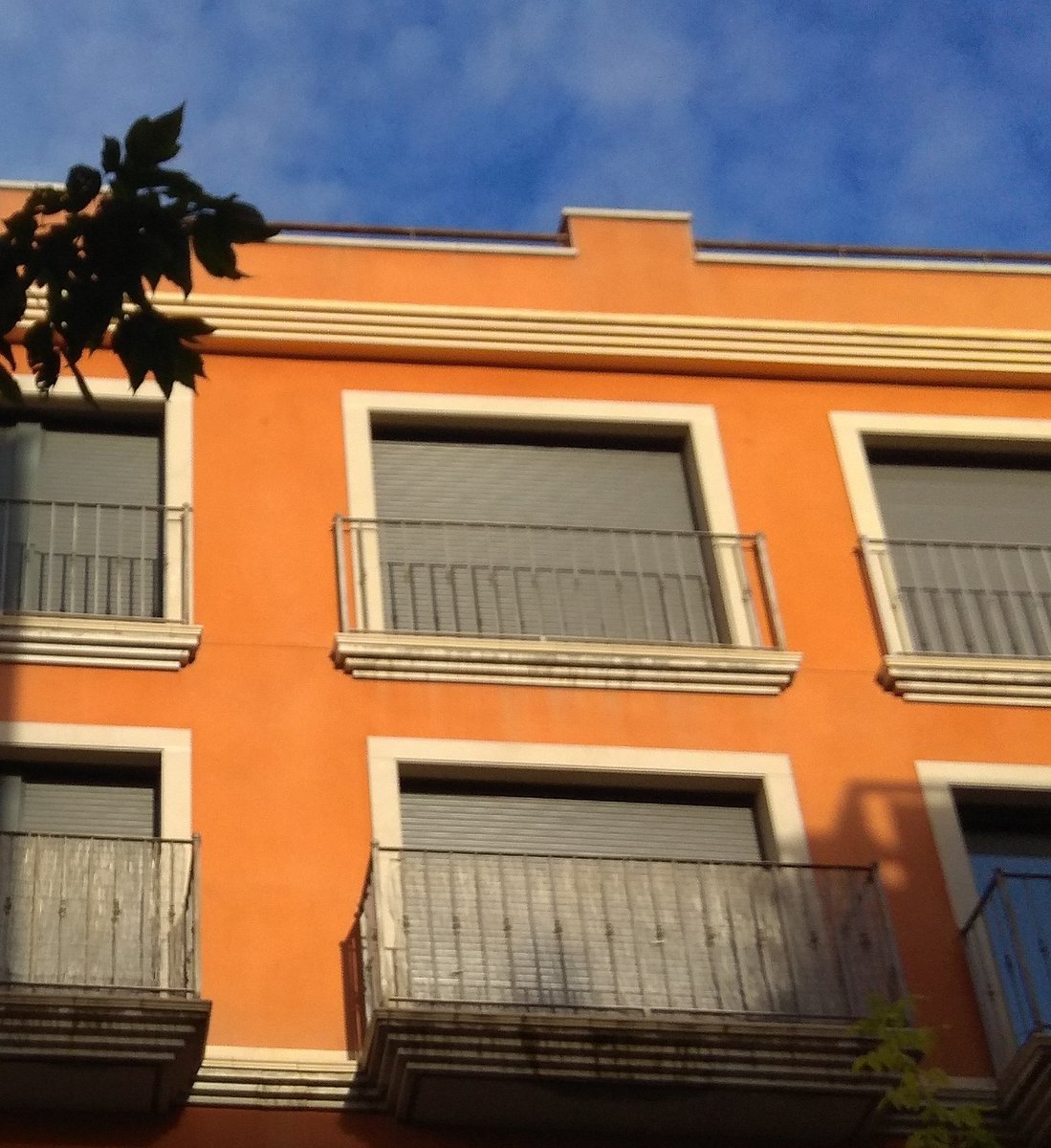 2018 he patit un #desnonament invisible: en acabar-se el contracte de lloguer, m'apujaven la mensualitat inassumiblement. Obligada a marxar dl pis on vivia feia anys i ha estat mesos tancat.

#Vilafranca 1000 pisos buits

L'#habitatge és un dret, no una oportunitat d'especulació!