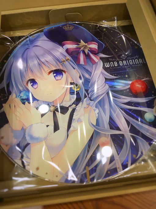 前日搬入で壁掛け時計の実物を撮ってきましたー!はちゃめちゃに印刷がキレイ!針は後から付けるタイプです! 