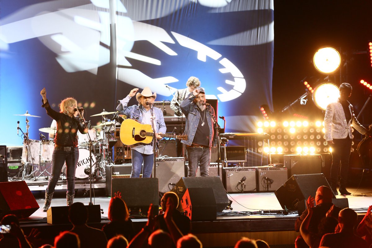 DwightYoakam's tweet photo. He toured the US with 125 shows including the #LSDTour with Lucinda Williams (@HappyWoman9) & @SteveEarle, & made an appearance at #CMAFest with @DierksBentley. Here's a #2018Lookback.
- D Team
#DwightYoakamAndTheBakersfieldBeat #DierksBentley
πΈ: Emily Joyce Photography https://t.co/v96V5og2kh