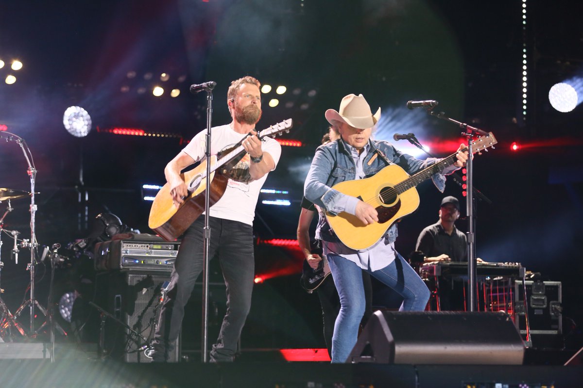 DwightYoakam's tweet photo. He toured the US with 125 shows including the #LSDTour with Lucinda Williams (@HappyWoman9) & @SteveEarle, & made an appearance at #CMAFest with @DierksBentley. Here's a #2018Lookback.
- D Team
#DwightYoakamAndTheBakersfieldBeat #DierksBentley
πΈ: Emily Joyce Photography https://t.co/v96V5og2kh
