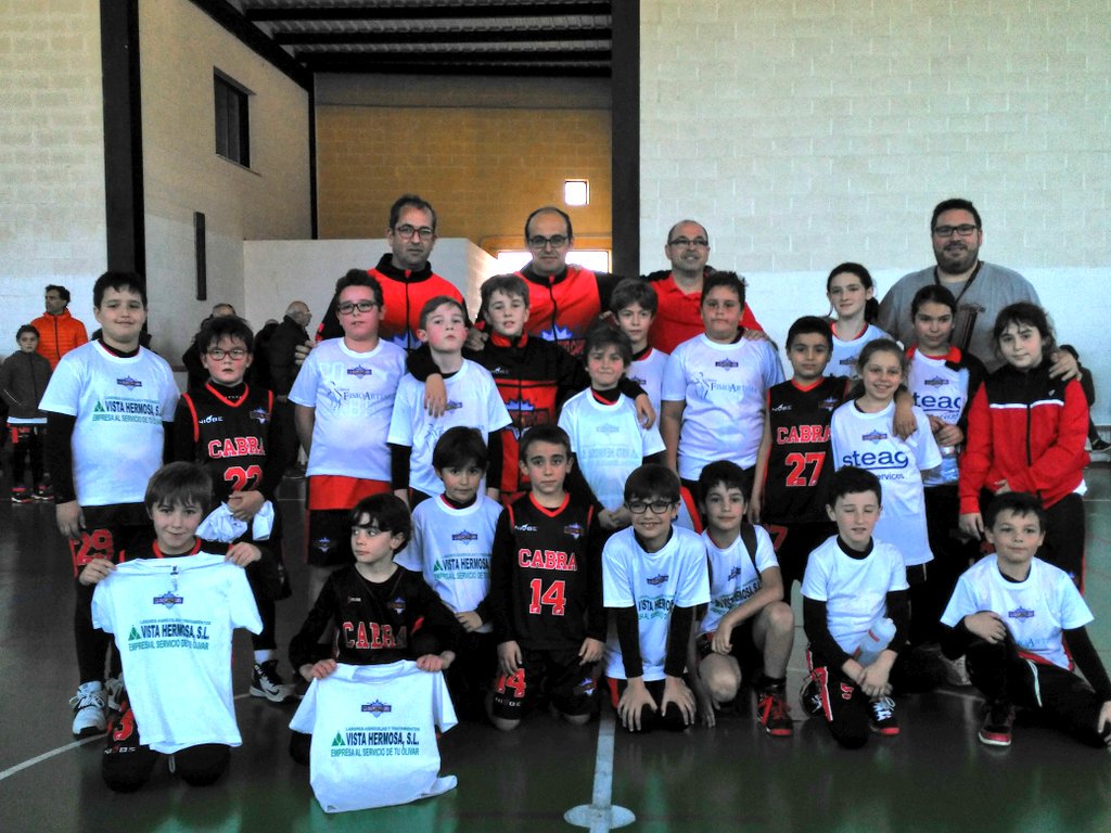 Vibrante encuentro el que nos han ofrecido nuestros dos equipos Premini (Fisioartema y Vistahermosa), con grandes detalles, demostrando que apuntan muy alto 👏👏👏👏👏 #IIJornadaBaloncestoCabra Seguimos recaudando para la Asociación Cabalgata de Reyes Magos de Cabra 💪🏀