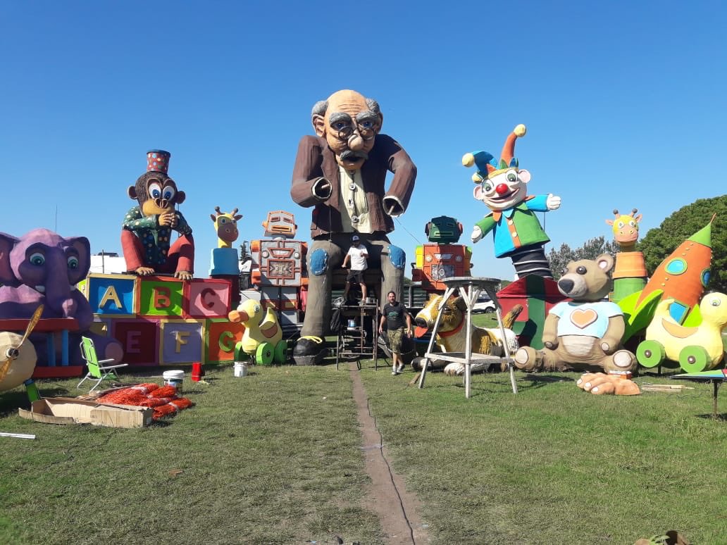 Rivadavia630's tweet photo. |Ahora| en #MunicipiosArgentinos hablamos con #SilviaEstegui de @DrakoGaam por la quema de muñecos en #LaPlata #munecos #quema #anonuevo #2019 https://t.co/l9LRjFd8p4