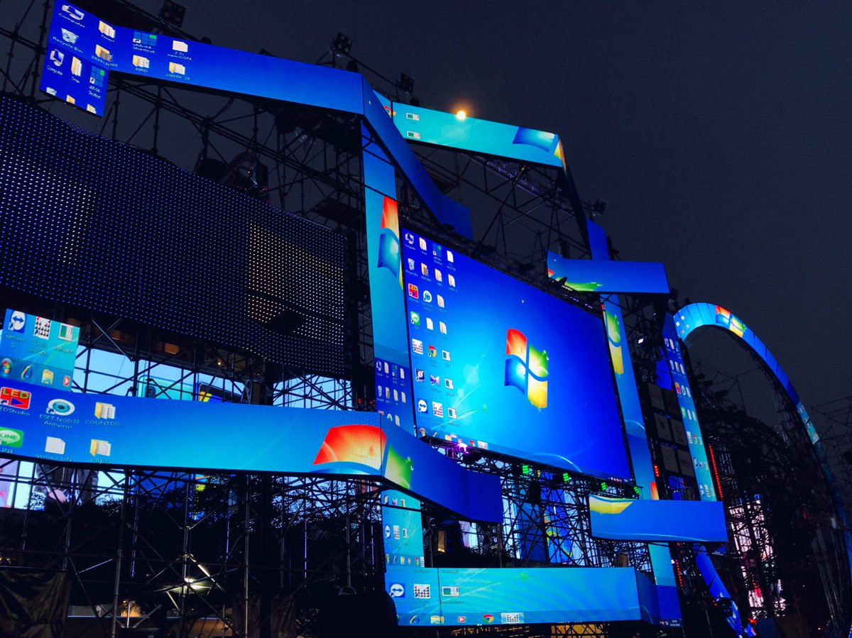 alumican_net's tweet image. バンコクのデスクトップがダイナミック過ぎる