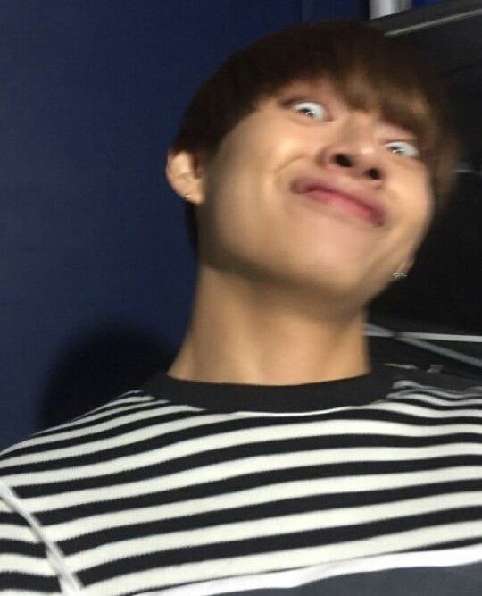 KimBwi301219's tweet photo. - Taehyung ahh~~ Chúc anh sinh nhật vui vẻ 🎂🎂 thêm một tuổi nữa bớt lầy, bớt deep, bớt đẹp trai, bớt cute,... hộ em😅 anh làm như vậy sẽ là phạm tội cướp trái tim em đấy😎 anh mà làm vậy thì em sẽ kiện anh đó🚓
🔥Em xin lỗi vì dìm anh🔥
#HAPPYVDAY
#Neii https://t.co/GzFdxgBcDv