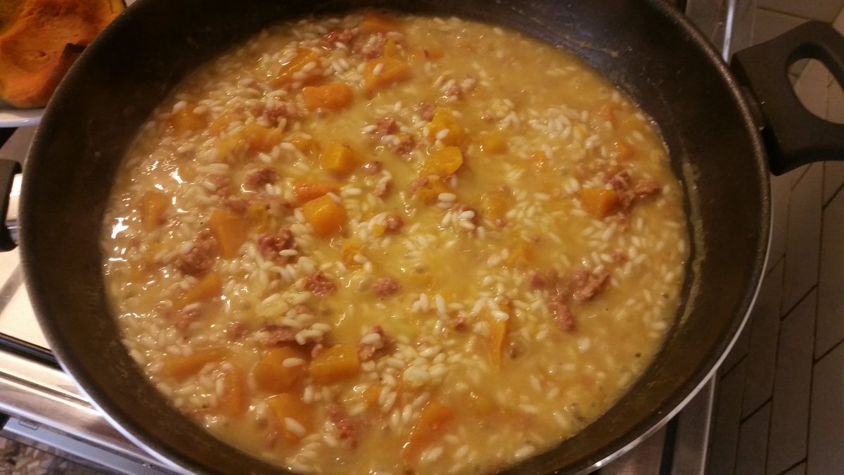 MarchioriMatteo's tweet photo. #Risotto di #zucca e #tastasal.
Buon appetito! 😉
#questolhofattoio https://t.co/RNEowGWEyS