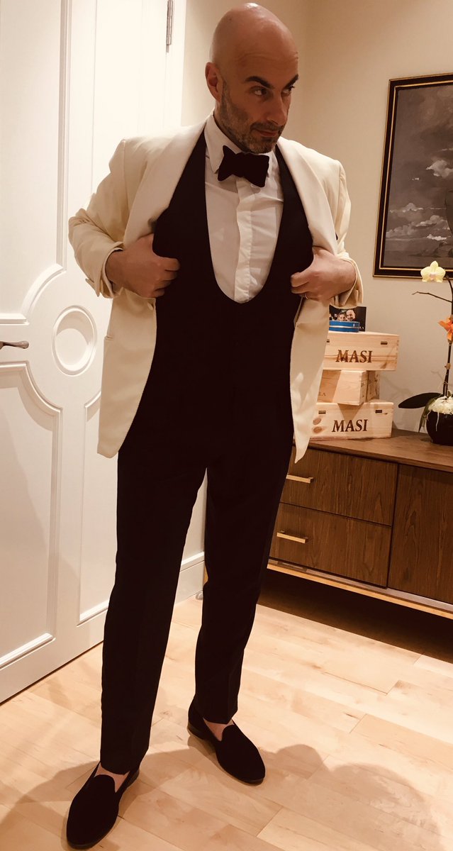 dante_brandi's tweet image. Dress code: Black Tie/Fashionable.
What about a fashionable black tie?

#DinnerJacket
#TheFaceVietnam
#FinalWalk