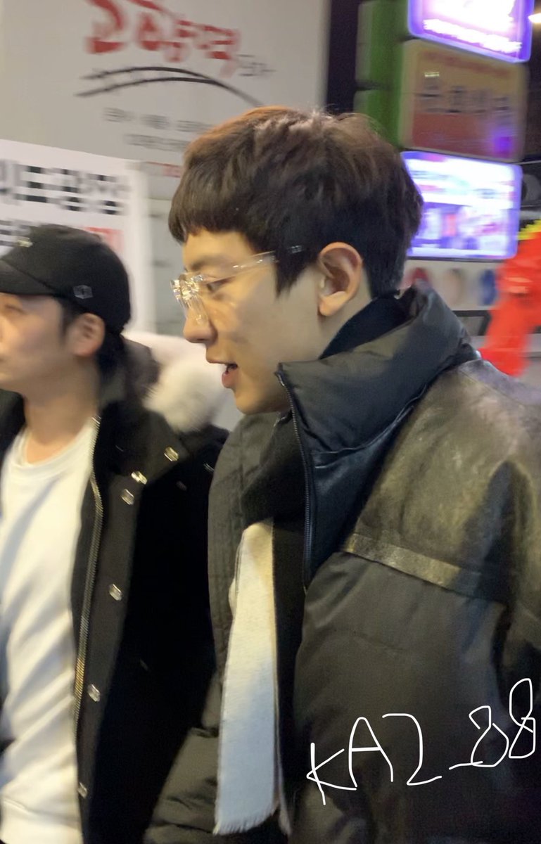จงอวยชานยอลให้มากกว่าที่พี่เขาอวยตัวเอง tweet media