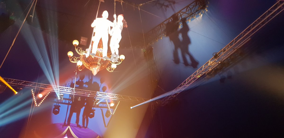 VuSurScene's tweet photo. on est allé découvrir le nouveau #spectacle Juracirque du #Cirque Bormann à Paris ! Des dinosaures, show de trapéziste très réussi et une équipe très humaine https://t.co/qnCMXiLBWe avec notamment une Laure Brosseron au top https://t.co/lJ9R1hZgEj
