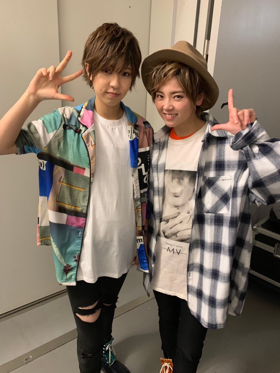 lililight_fff's tweet photo. 今日は一日ほんっとうにありがとう！！ございました^ ^

黒白歌合戦の写真バタバタで全然写真ないんだけど
とってもお気に入りのグレイティストショーマンと、恋音と雨空^ ^ https://t.co/yOIoUXiGKf