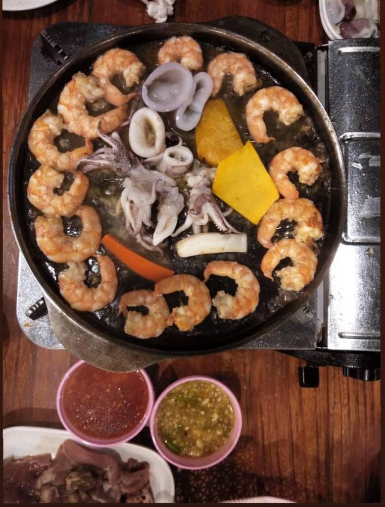 Borntoeatt's tweet photo. 📍Triple grill ปิ้งย่างเนย คนละ199ไม่จำกัดเวลา มีกุ้งปลาหมึก กุ้งแน่นมากกก แล้วก็มีหมูสามชั้นหมูพริกไทยดำตั่งต่าง มีชีสไม่อั้น น้ำหวานน้ำเปล่าเติมได้ตลอด พิกัด หาดบางแสน @aroii #อร่อยไปแดก #อร่อยบอกต่อ #กินไรดีชล��ุรี #กินไรดีมอบู https://t.co/M6CBBpRLiv