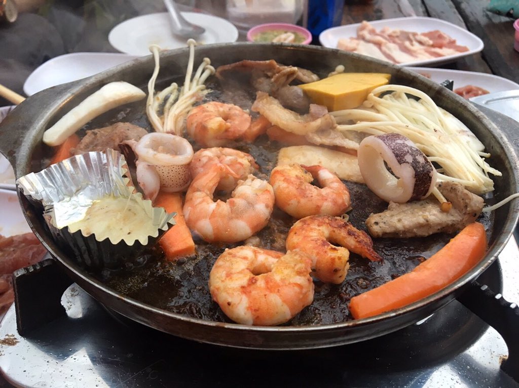 Borntoeatt's tweet photo. 📍Triple grill ปิ้งย่างเนย คนละ199ไม่จำกัดเวลา มีกุ้งปลาหมึก กุ้งแน่นมากกก แล้วก็มีหมูสามชั้นหมูพริกไทยดำตั่งต่าง มีชีสไม่อั้น น้ำหวานน้ำเปล่าเติมได้ตลอด พิกัด หาดบางแสน @aroii #อร่อยไปแดก #อร่อยบอกต่อ #กินไรดีชล��ุรี #กินไรดีมอบู https://t.co/M6CBBpRLiv