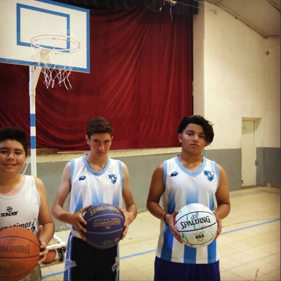 SpaldingAR's tweet photo. ¡Últimos #MomentosSpalding del 2018! Gracias @ferjuarez2015 y Susana Laura Barrantes por compartirlos con nosotros y mantener su pasión por el basket todo el año
¿También vivís la tuya en todo momento? 💪🏼
#Spalding #Argentina #Basket #BasketLife #BasketStyle https://t.co/Ca47jIIiPB