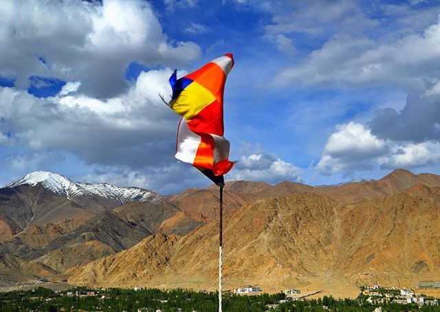 O_Hem_G's tweet photo. P for#peace 
Let there be peace. Peace flag at Shanti stupa, Leh. Going again in January. 
#travel #travelblogger #travelphotography #travelwithanunay #getfeatured #wanderlust #mountains #mountainside #mountainstories  #bbctravel #himalayas #incrediblein… https://t.co/44nGHk8KAq https://t.co/GS6enN4amk
