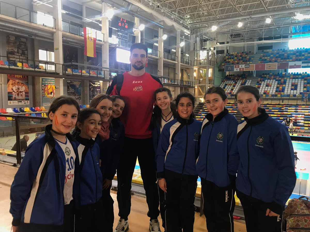 paraescolares_'s tweet photo. Las alevines disfrutan del su deporte en Guadalajara, de la mano de los @RLynxes con sus jugadores Bugallo e Iribarne.
#SomosDeVolei https://t.co/Z7VZZPYZzV