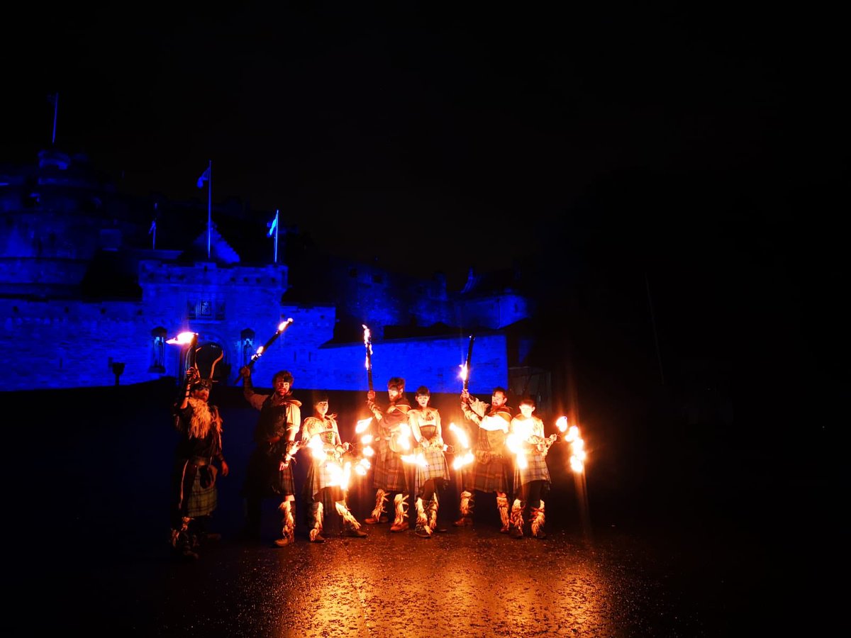 edhogmanay's tweet photo. #PYROCELTICA firing up for the Torchlight Procession. #EdHogmanay #WeLoveYou🔥 https://t.co/5Gemw23Svl