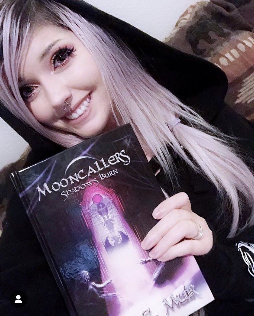 mamafox321's tweet photo. Showing appreciation for one of the lovely women I love watching videos, reading posts and most of all reading her book; is the awesomest @LedaCMuir with her new book #MooncallersBook #shadowsburn I hope the new year brings you all that you dreamt of! https://t.co/mrSsUeq5TT