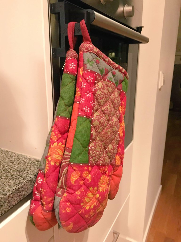 FunkytechUf's tweet photo. One creative use for a C-Holder!
#youngenterprise #cholder #gadgets #uf #kitchen https://t.co/IKzXiOQF4b