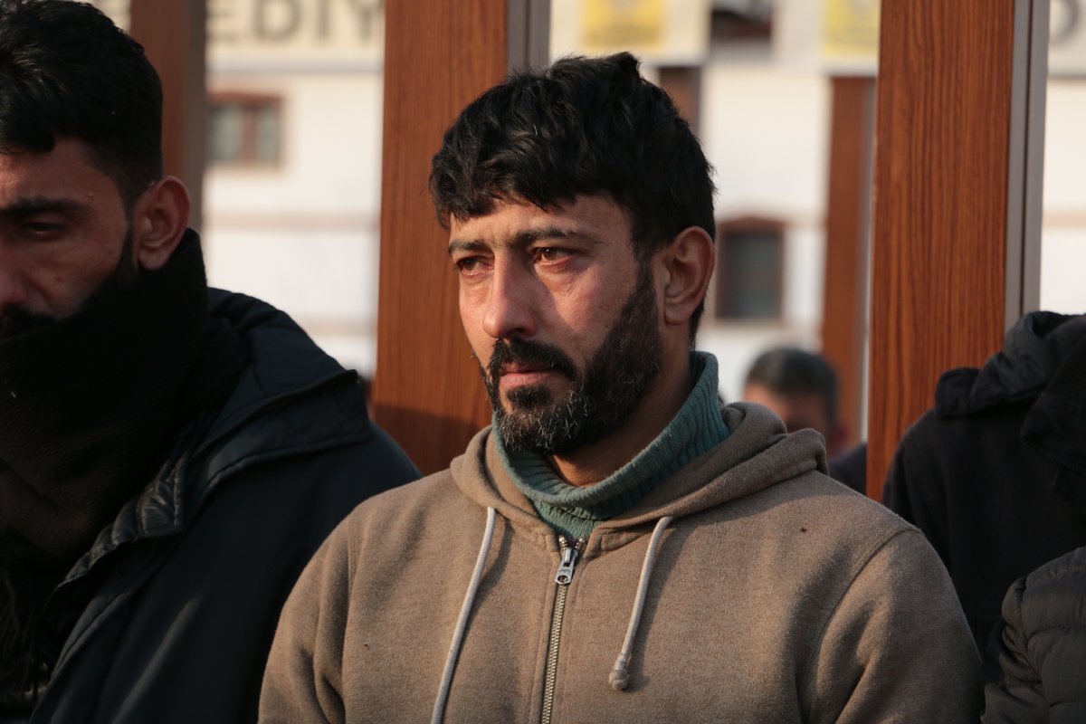 #Konya'da ekmek parası kazanabilmek için erkenden evden çıkan, birkaç saat sonra, sobadan çıkan gaz ile 4 çocuğunun zehirlenerek öldüğünün haberini alan ve ikindi namazından sonra kılınan cenaze namazında, çocuklarının tabutuna son kez bakan #Suriyeli baba...