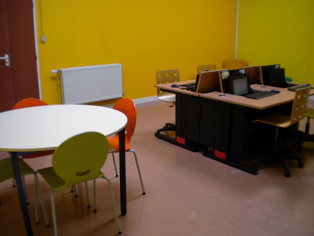 ReseauRelais's tweet photo. Nous sommes heureux et fiers de vous annoncer l'ouverture d'un espace de #coworking et de #teletravail affilié @ReseauRelais et aménagé au CISE)sur la Com Com Ardenne Rives de Meuse #CCARM https://t.co/H6BqFxvY6P https://t.co/pob1wBMY8x