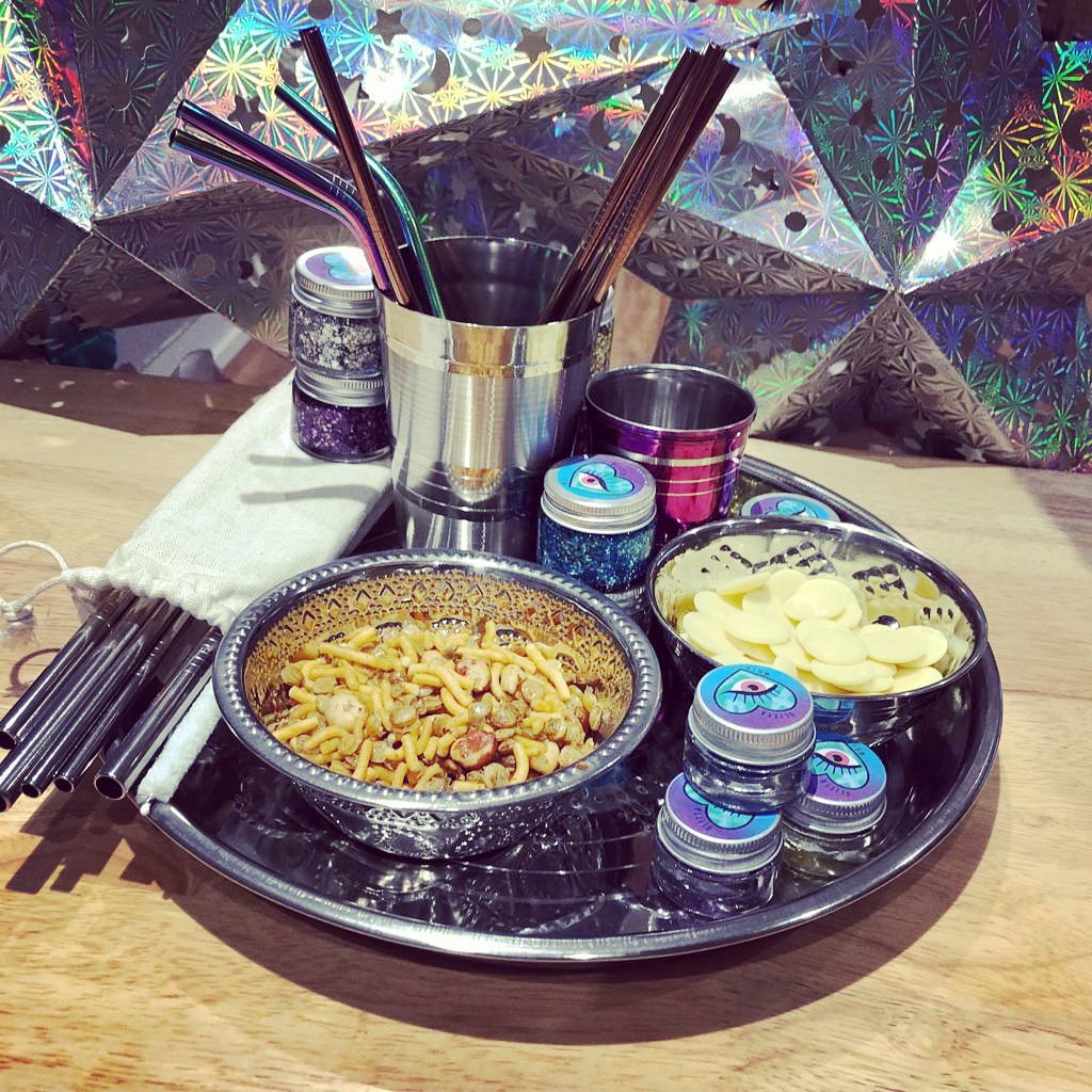 #plasticfree #NYE party & #biodegradable #glitter pots. Now this looks to be a good #celebration!! 
All available at #harrietsofhove
🎉✨😝👍🌎🎉✨😝👍🌎🎉✨
#nodisposables #metalcups #ecoglitter #metalstraws #partytime #thalitrays #sustainableparty #bombaymix #chocolatebuttons