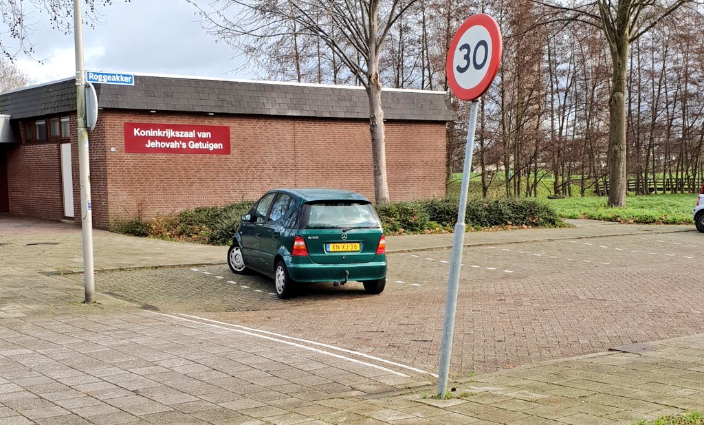 Miesjell's tweet photo. @WijkagSeghwaert deze auto staat al een dikke 2 weken zo geparkeerd. Beetje verdacht 🤔 https://t.co/xqSYwNZVvp