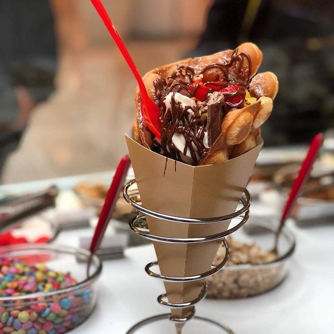 FactoLH's tweet photo. 📣 Ce week-end c'est le coulis Dark chocolat 🍫 en série limitée, mettez en sur vos Bubbles waffle 😋😍
#yaourtglace #frozenyogurt #froyo #lh #lehavre #lhcity #lh76 #lehavretourisme #le_havre #lehavretheplacetobe #yogurtfactory #yogurtfactorylehavre #docksvauban #normandie https://t.co/iEx9tlGtyb