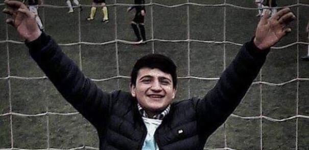 futbolefendisi1's tweet photo. Bayrampaşa'da oynanan Yıldırım Bosna Spor-Küçükköyspor maçı öncesi çıkan kavgada 17 yaşındaki Muhammed Yücel bıçaklanarak öldürüldü. (İHA) https://t.co/MFZXuuEfX3