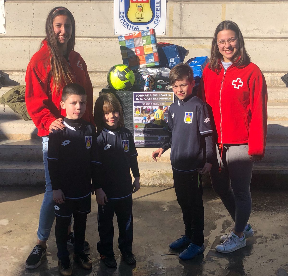 #Entitat | ⚽️🔶

📍 Aquest matí ha tingut lloc al Municipal d’Els Canyars el ‘Matí Solidari’ <a href="/uecastelldefels/">UE Castelldefels</a>, on hem recollit joguines per a la campanya de Reis de <a href="/CruzRojaCGB/">CreuRojaCGB</a>. 

👏👏 Gràcies a tots/es per la vostra solidaritat!

#SomHiGrocs