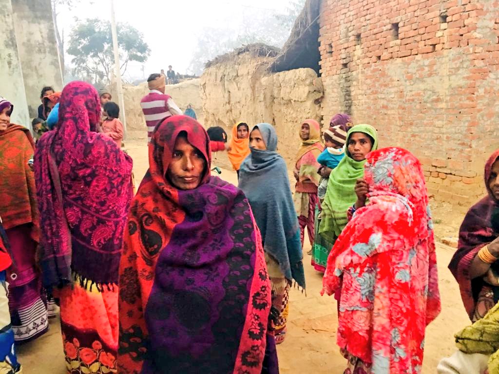 ChitraSarwara's tweet photo. उत्तर प्रदेश में महिलाएं हर जगह सरकार के कुशासन के खिलाफ गवाही देती हुई हस्ताक्षर अभियान से जुड़ रही हैं I @UttarPradeshPMC सभी की आवाज़ को उठाएगी, ये महिला विरोधी सरकार गिराएगी!
#UPMahilaCongressSignatureCampaign https://t.co/i05hpY8yFJ