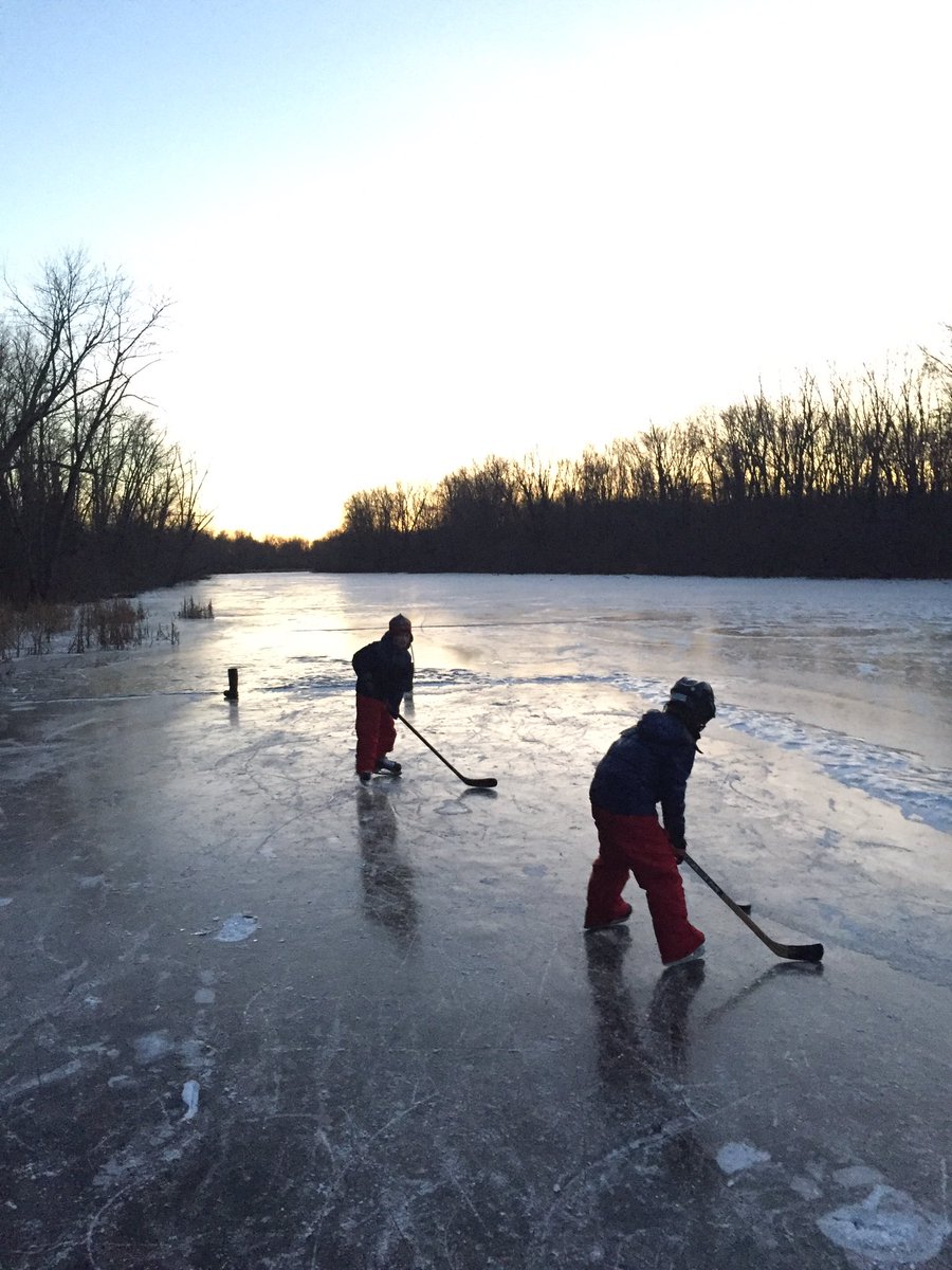 LiftLockedUp's tweet image. When it’s cold enough to freeze the river...but there’s no snow covering it. Perfect for skating.