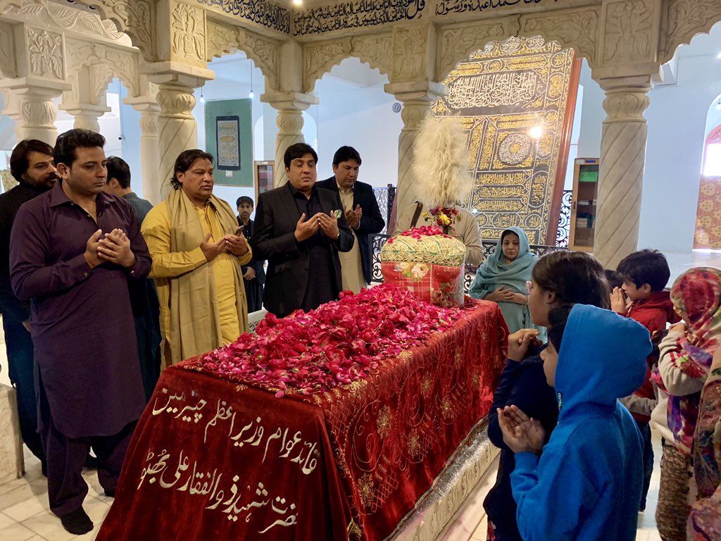 barristeraamir's tweet photo. قتل گاہوں سے چن کر ہمارے علم 
اور نکلیں گے عشاق کے قافلے
خاندان شہداء کو خراج عقیدت پیش کرنے کے لئے اپنے خاندان کے ہمراہ گڑھی خدا بخش بھٹو  میں شہداء کے مزاروں پر فاتحہ خوانی اور تجدیدوفا 
  ان شہیدوں کے لہو کے یہ فروزاں ہیں چراغ 
روشنی سی جو ہے زنداں کے ہر اک روزن میں https://t.co/EmoUYv9rRM