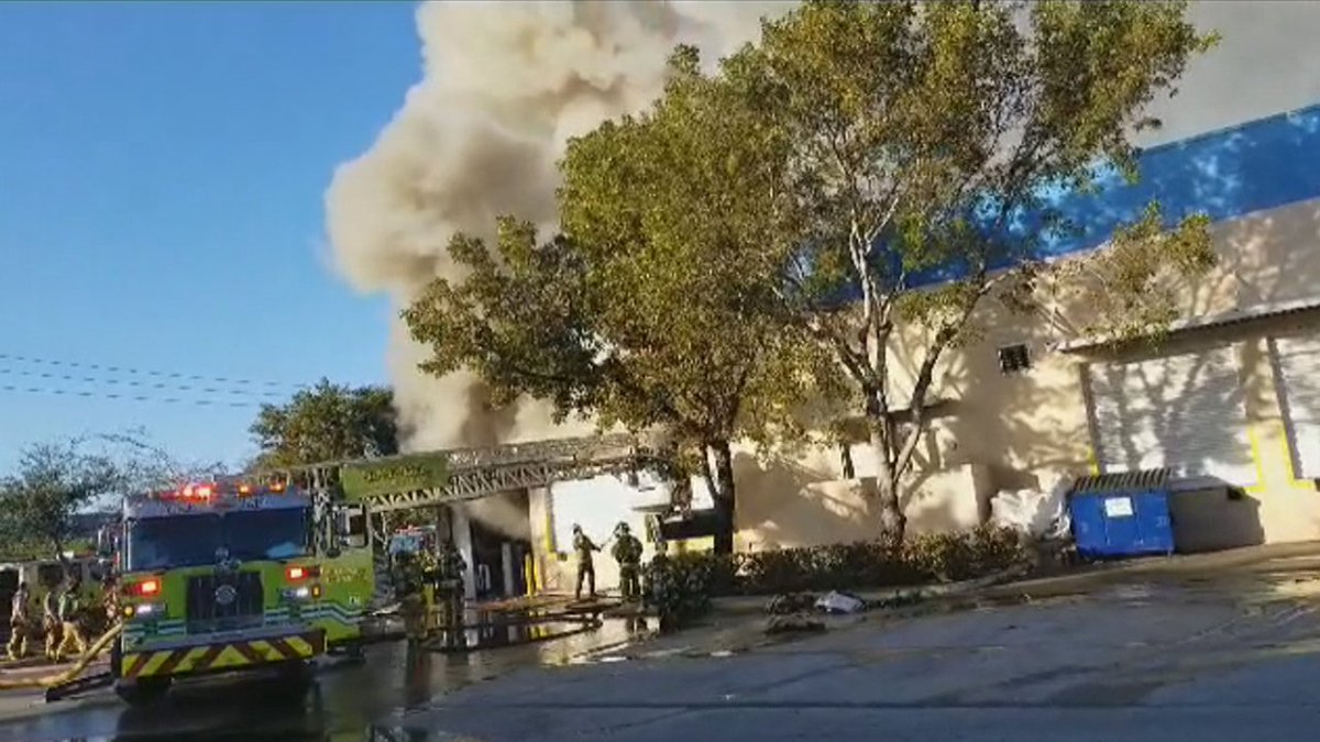 Warehouse catches fire in southwest Miami-Dade County bit.ly/2Ti74Ia https://t.co/OFgUnSnIYP