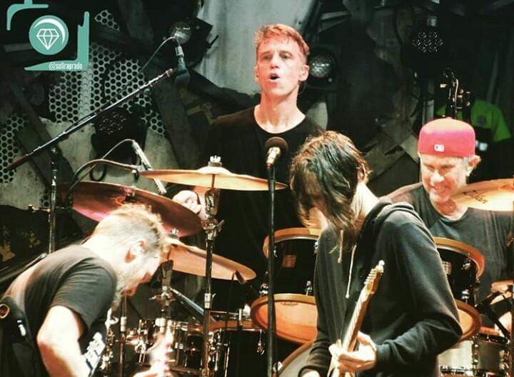 ChiliPeppersArg's tweet photo. #RHCP2018 #ChadSmith #JoshKlinghoffer | Ya instalados en Brasil, a la espera del tercer y último show de la mini gira Lollapalooza, Chad y Josh se acercaron al estadio Maracaná de Río de Janeiro, lugar donde Pearl Jam daba un concierto previo a su presentación en el festival. https://t.co/tQo6vY4z8f