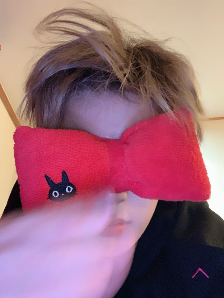OfficialMONSTAX's tweet photo. [#민혁] 세안밴드의 활용법2 https://t.co/zfqBe0DeAu