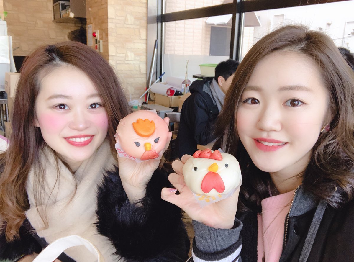 Honopi96's tweet photo. ツイッターめっちゃお久🧐

ローソンのからあげクンまん買った🍖
ほのかは赤派
ひなのは白派
でした笑👌 https://t.co/FY4aHpdw43