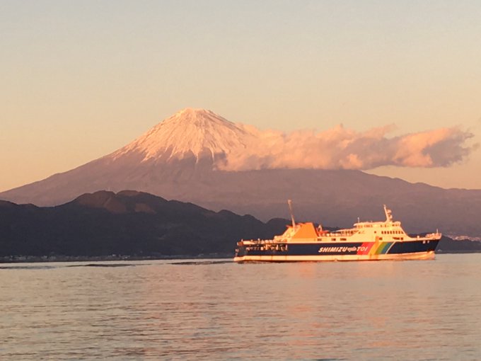  赤富士と駿河湾フェリー