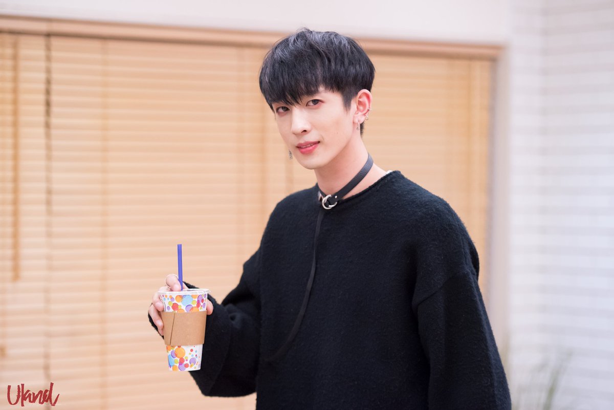 931007_Ucam's tweet photo. [⭐️]: 171218 'VERMUDA' U 싸인회
#VERMUDA #U #창범 #왕자님 #changbum #U_land #CB_land #チャンボム :@C_bum100 @officialvermuda https://t.co/CZGItFzlj1