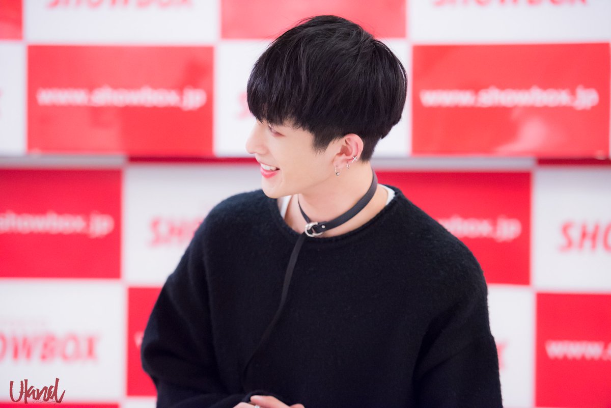 931007_Ucam's tweet photo. [⭐️]: 171218 'VERMUDA' U 싸인회
#VERMUDA #U #창범 #왕자님 #changbum #U_land #CB_land #チャンボム :@C_bum100 @officialvermuda https://t.co/CZGItFzlj1