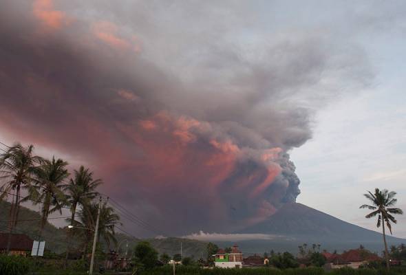 501Awani's tweet photo. #AWANInews #AWANI745
Gunung Agung di Bali kembali meletus
https://t.co/NOdXxPRsWT https://t.co/7vX0fEX4Sk