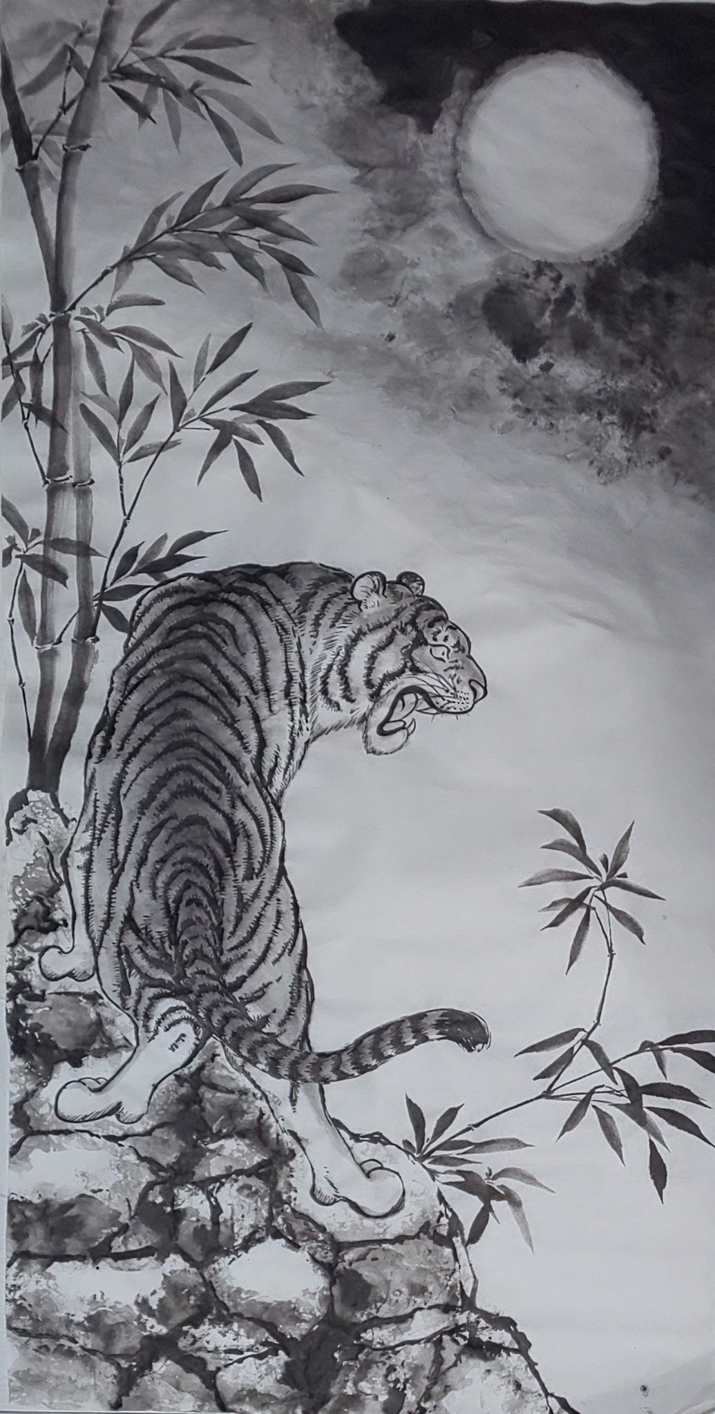 瑠璃子 夏峰 虎 出来ました これは筆で岩を描くのが苦手な人向けの裏技ですが スポンジに墨を含ませてスタンピングすると 難しい濃淡と掠れが簡単に出せます 今回は月を描くのに 初めて白抜き剤 わんぱう を使用しました 塗ったら紙を裏返し